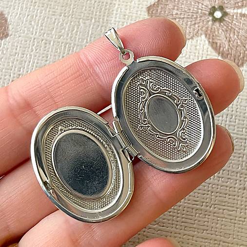 Oval Strawberry Quartz Locket Necklace / Oválny otvárací medailón s jahodovým kremeňom E054