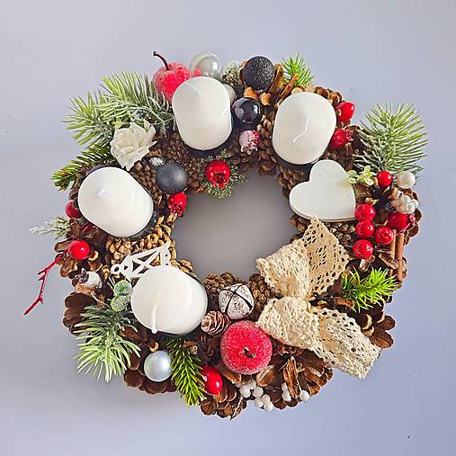 Adventný veniec červeno-čierny – prírodný šiškový veniec