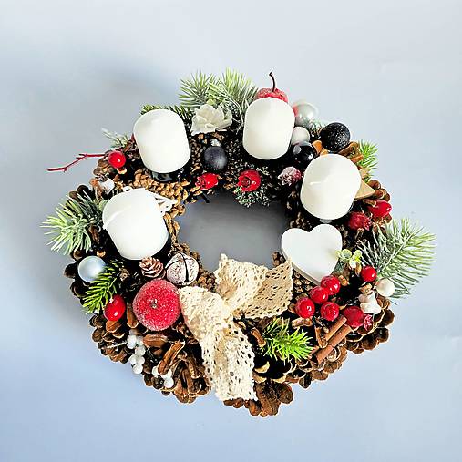 Adventný veniec červeno-čierny – prírodný šiškový veniec