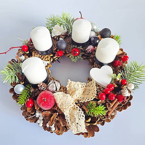 Adventný veniec červeno-čierny – prírodný šiškový veniec