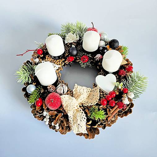 Adventný veniec červeno-čierny – prírodný šiškový veniec
