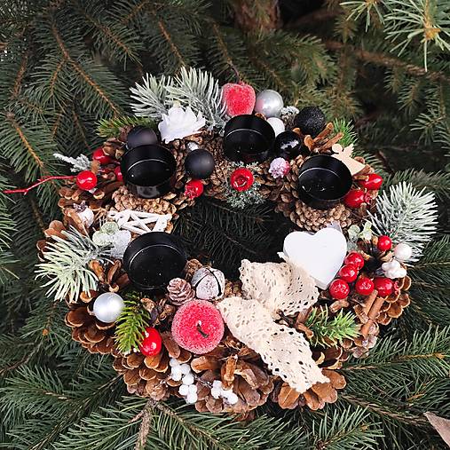 Adventný veniec červeno-čierny – prírodný šiškový veniec