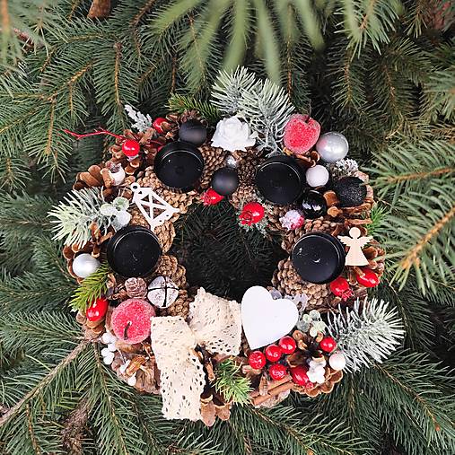 Adventný veniec červeno-čierny – prírodný šiškový veniec