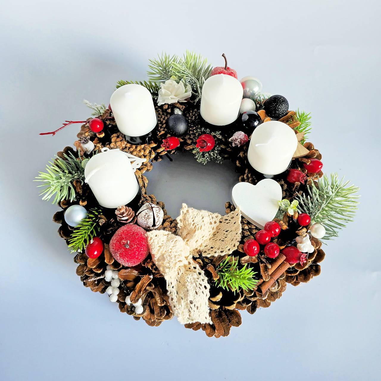 Adventný veniec červeno-čierny – prírodný šiškový veniec