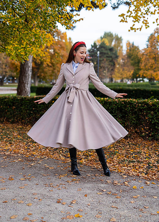 Bundy a kabáty - Béžový kabát z vlny a viskózy s kruhovou sukňou - 17016474_