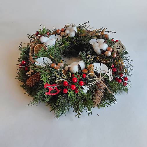 Tradičný adventný veniec zo živej zelene so škoricou, pomarančom, šiškami a vianočnými ozdobami