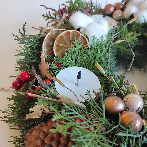 Tradičný adventný veniec zo živej zelene so škoricou, pomarančom, šiškami a vianočnými ozdobami