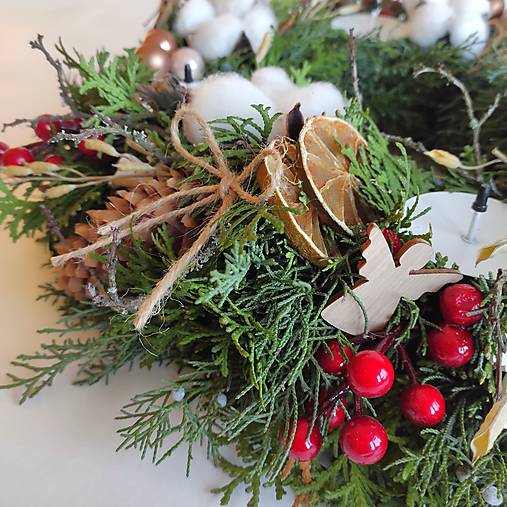 Tradičný adventný veniec zo živej zelene so škoricou, pomarančom, šiškami a vianočnými ozdobami