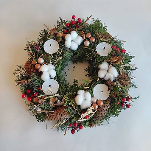 Tradičný adventný veniec zo živej zelene so škoricou, pomarančom, šiškami a vianočnými ozdobami