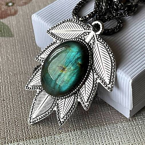 Labradorite Leaf Necklace / Náhrdelník s labradoritom H0034