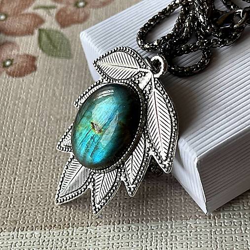 Labradorite Leaf Necklace / Náhrdelník s labradoritom H0034