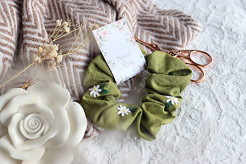 Ozdoby do vlasov - Ručne vyšívaná schrunchie gumička Papraď ♡ - 17026057_