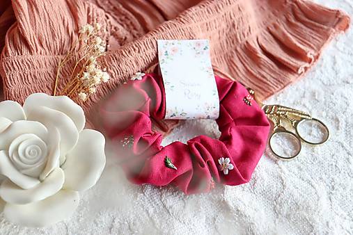 Ozdoby do vlasov - Ručne vyšívaná schrunchie gumička Jahôdková ♡ - 17026085_