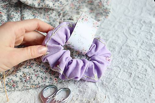 Ozdoby do vlasov - Ručne vyšívaná schrunchie gumička Fialová ♡ - 17026117_