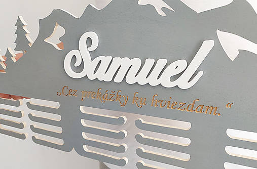 65cm drevený vešiak na medaile HORY+ maľovanie