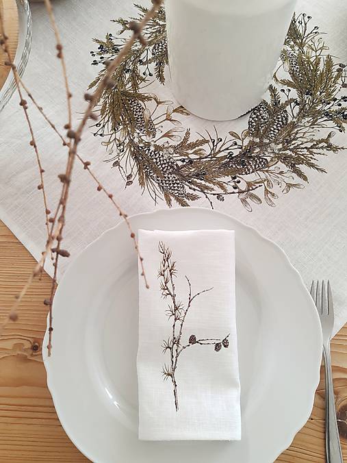 Úžitkový textil - Ľanové prestieranie zima biely ľan s možnosťou darčekového balenia (prestieranie smrekovec opadavý) - 17029934_