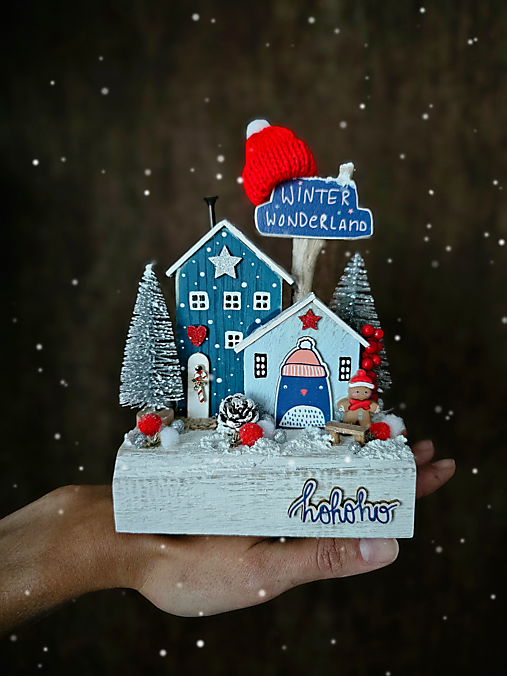 Dekorácie - Vianočná dekorácia ,,Mrázikov domček,, - 17033358_