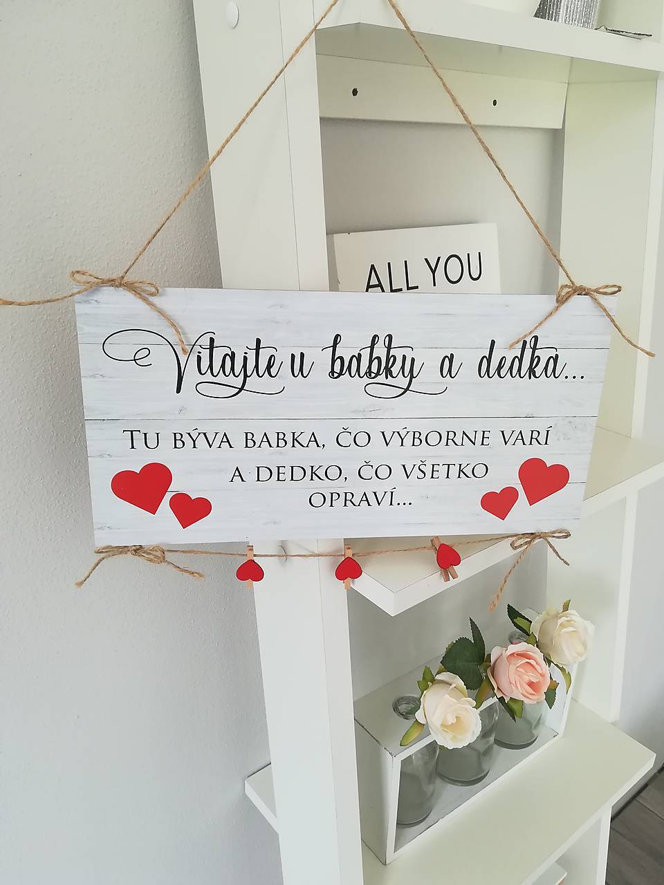 Tabuľka pre starých rodičov vitajte u babky a dedka (U babky a dedka, tu býva babka, čo výborne varí a dedko, čo všetko opraví)