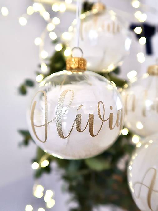 Dekorácie - Priesvitná vianočná guľa plnená bielymi pierkami - 17032376_