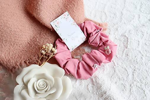 Ozdoby do vlasov - Ručne vyšívaná schrunchie gumička Ružová ♡ - 17036931_