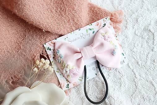 Detské doplnky - Vyšívaná mašlička svetloružová ♡ - 17036956_