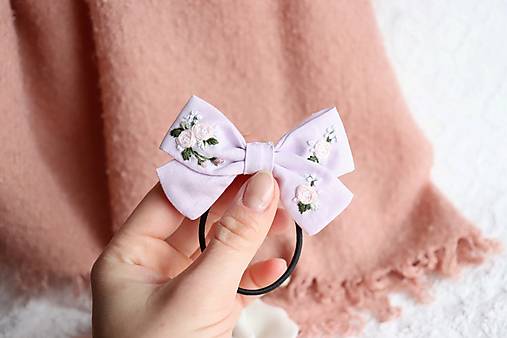 Detské doplnky - Vyšívaná mašlička svetlofialová Jesienka s chvostíkmi ♡ - 17037394_