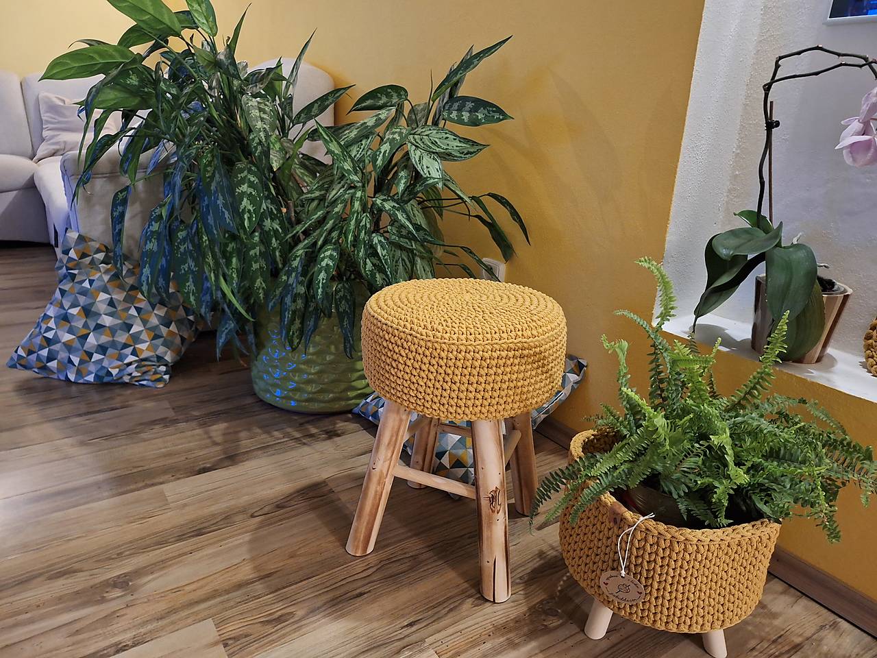 Drevená stolička/taburetka s háčkovaným poťahom a stojan/obal na kvetináč z kvalitných šnúr