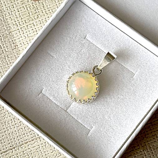 Natural Ethiopian Welo Opal Filigree Pendant AG925 / Strieborný prívesok s prírodným etiópskym opálom E054