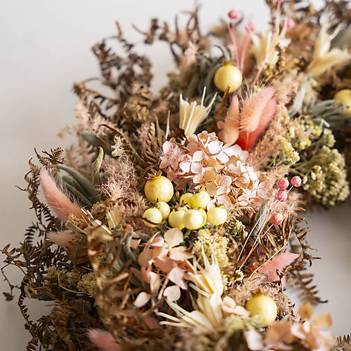 Zimný prírodný veniec zo sušených kvetov v bielo ružovej farbe