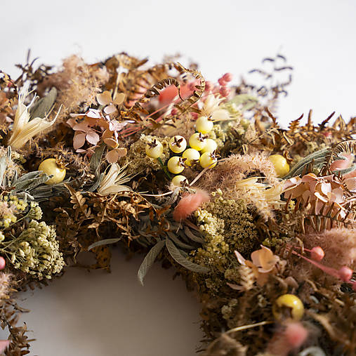 Zimný prírodný veniec zo sušených kvetov v bielo ružovej farbe