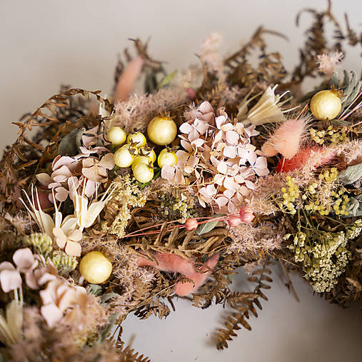 Zimný prírodný veniec zo sušených kvetov v bielo ružovej farbe