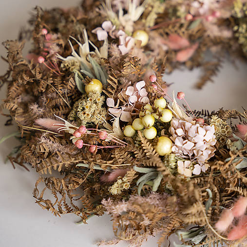 Zimný prírodný veniec zo sušených kvetov v bielo ružovej farbe