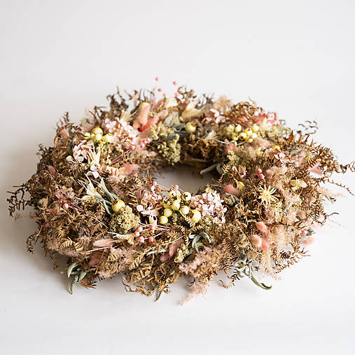 Zimný prírodný veniec zo sušených kvetov v bielo ružovej farbe
