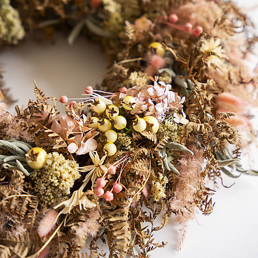 Zimný prírodný veniec zo sušených kvetov v bielo ružovej farbe