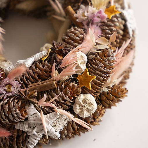 Adventný veniec zo šišiek v bielo ružovej farbe s pomarančovými hviezdičkami