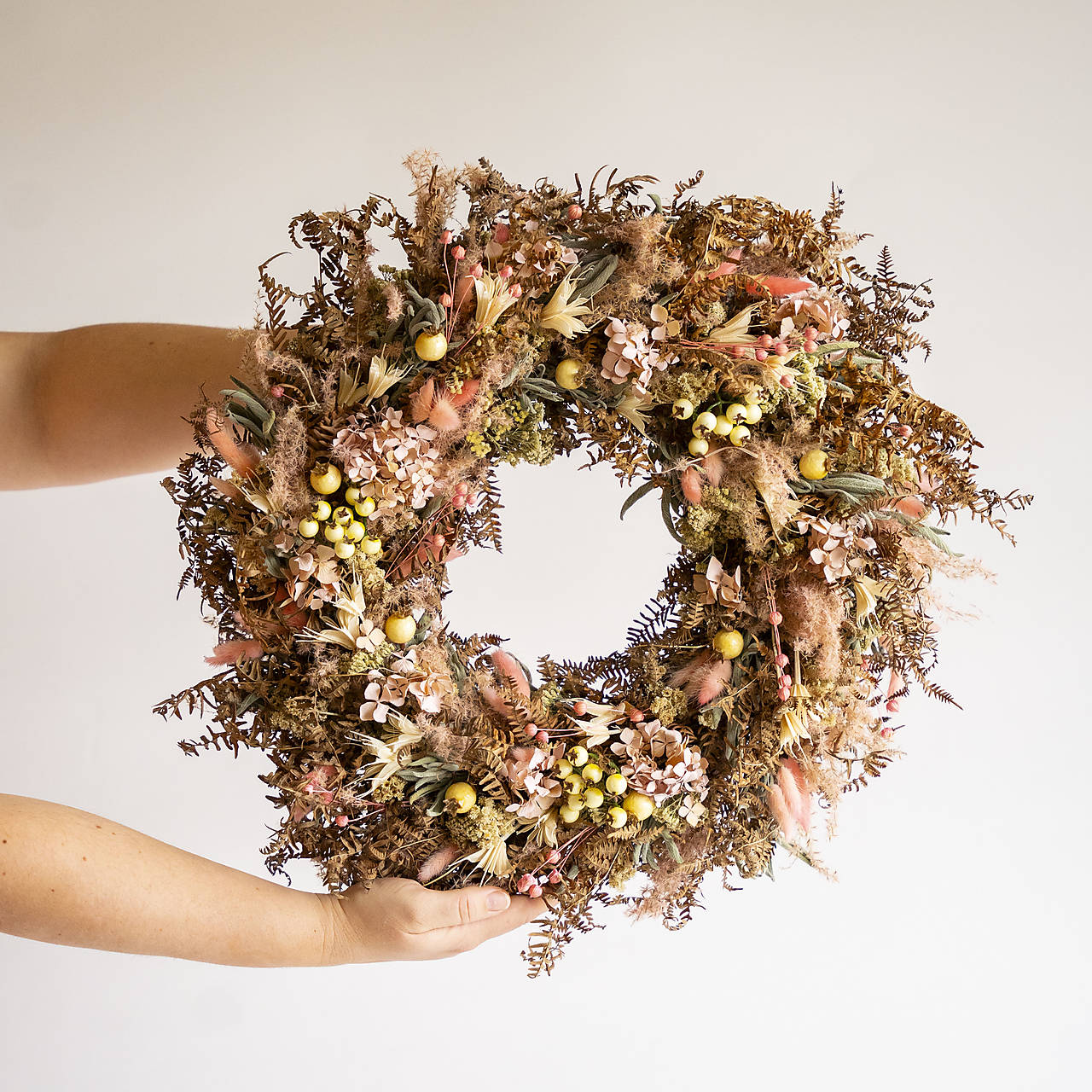 Zimný prírodný veniec zo sušených kvetov v bielo ružovej farbe