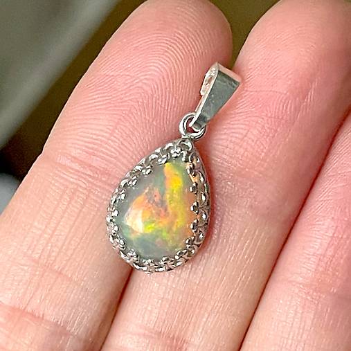 Natural Ethiopian Welo Opal Filigree Pendant AG925 / Strieborný prívesok s prírodným etiópskym opálom E054