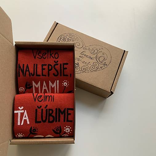 Maľované ponožky s nápisom: "Všetko najlepšie, (meno) Veľmi Ťa ľúbime! (Vek) červené s kvetinkami