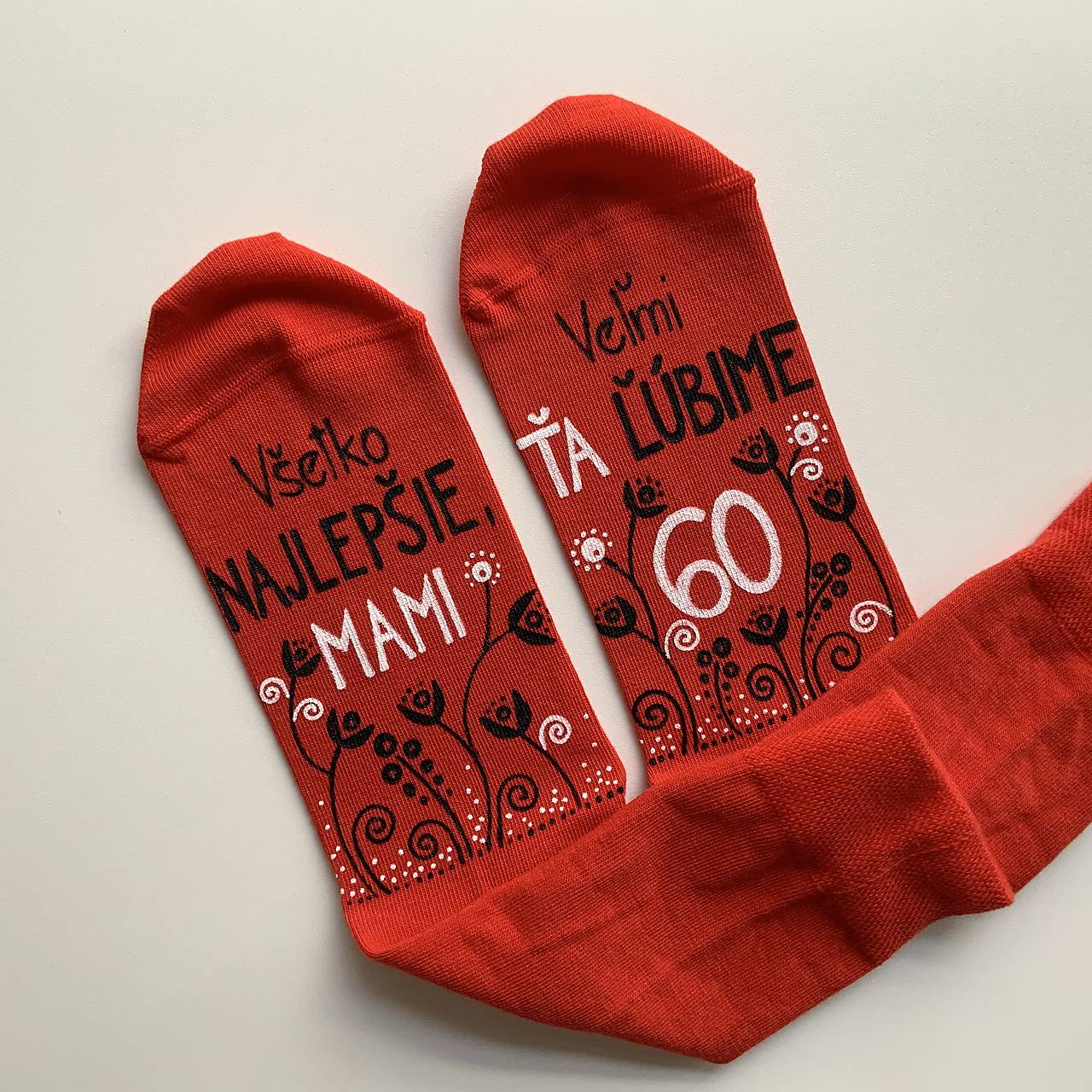 Maľované ponožky s nápisom: "Všetko najlepšie (, (meno) Veľmi Ťa ľúbime! (Vek) červené s kvetinkami)