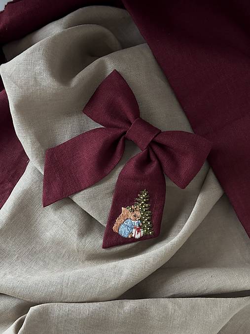 Ozdoby do vlasov - Ľanova vyšívaná vianočná mašľa do vlasov. Veverička, stromček  - 17047788_