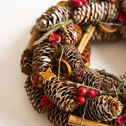 Vianočný - adventný šiškový veniec s červenými bobuľami a sušeným pomarančom