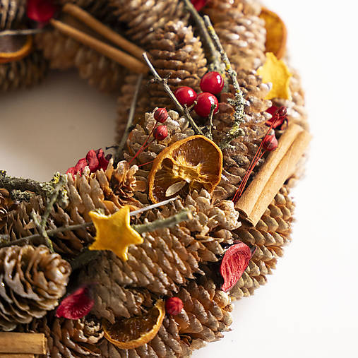 Vianočný - adventný šiškový veniec s červenými bobuľami a sušeným pomarančom
