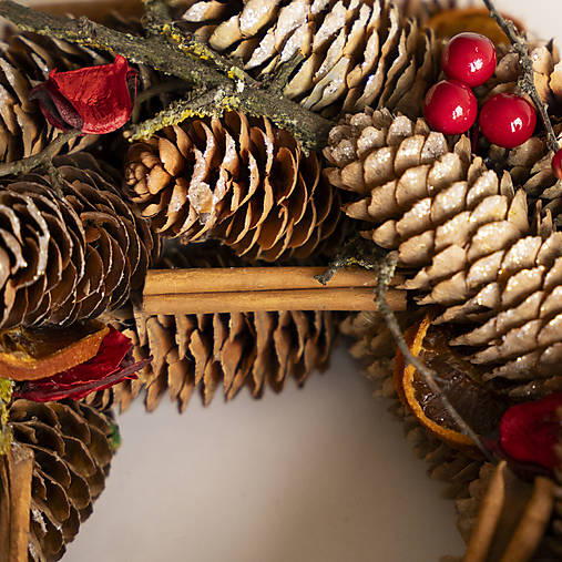 Vianočný - adventný šiškový veniec s červenými bobuľami a sušeným pomarančom