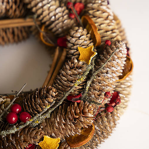 Vianočný - adventný šiškový veniec s červenými bobuľami a sušeným pomarančom