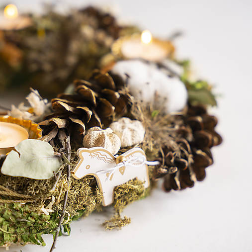 Prírodný adventný veniec so sviečkami, machom a šiškami
