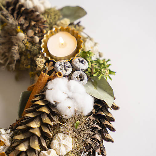 Prírodný adventný veniec so sviečkami, machom a šiškami