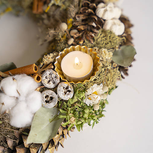 Prírodný adventný veniec so sviečkami, machom a šiškami