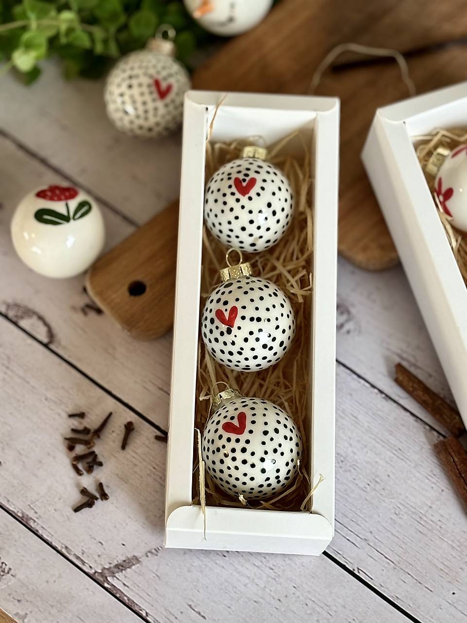 PREDOBJEDNÁVKA - Vianočná mini gulička na stromček (Čierne bodky)