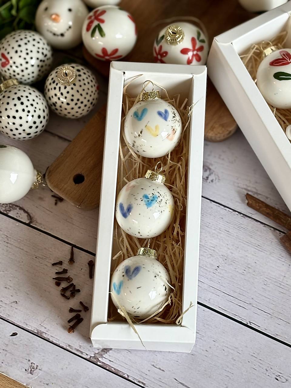 PREDOBJEDNÁVKA - Vianočná mini gulička na stromček (Farebné srdiečka)