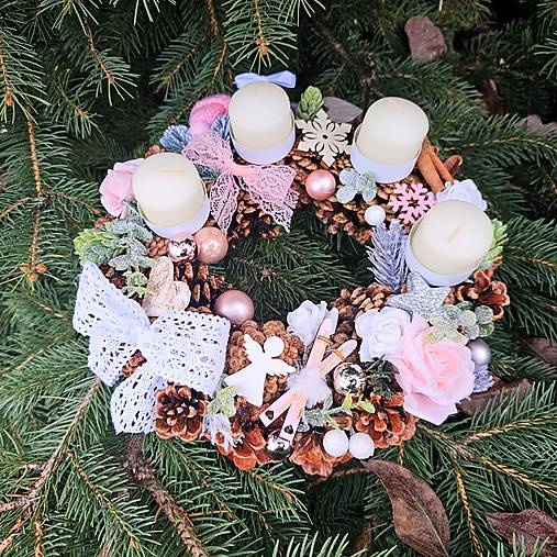 Adventný veniec ružovo - biely prírodný šiškový veniec